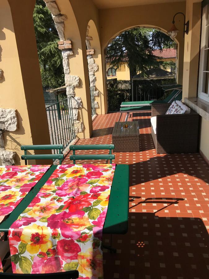 Aparthotel Residenza Le Logge Torri Del Benaco Exterior foto